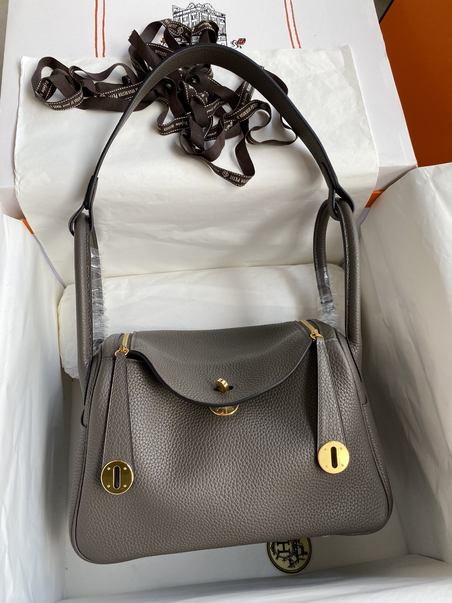 Hermes Lindy 26cm Handbag Shoulder Bag In Etain Clemence Leather